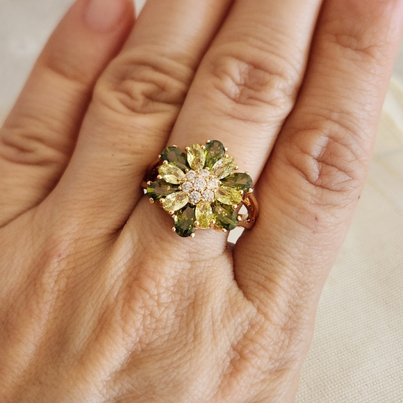 New 18K Gold Plated Peridot Diamond Flower Ring for Womenn - Picture 11 of 13